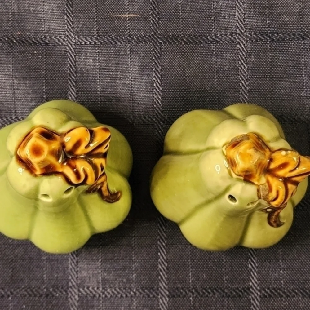 Cracker Barrel Green Pumpkin Salt And Pepper Shakers‎